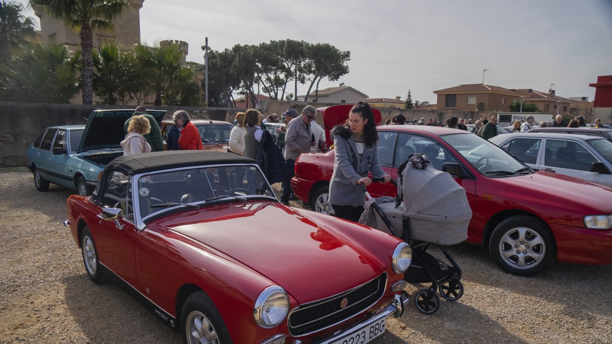 Els vilasecans van apropar-se a l'esplanada del Castell per veure diversos cotxes clàssics.