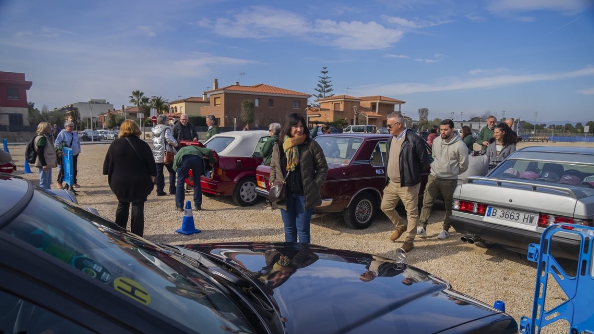 Diversos cotxes clàssics a l'esplanada del Castell de Vila-seca.
