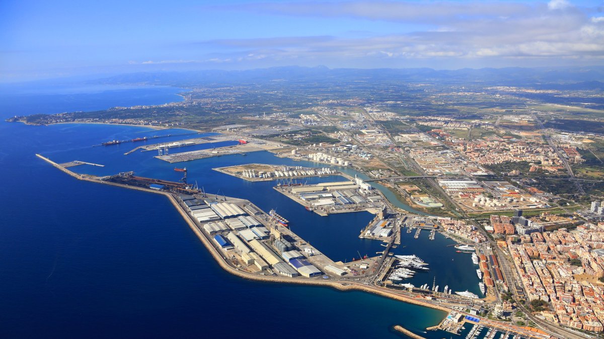 Imatge aèria de les instal·lacions portuàries de Tarragona.