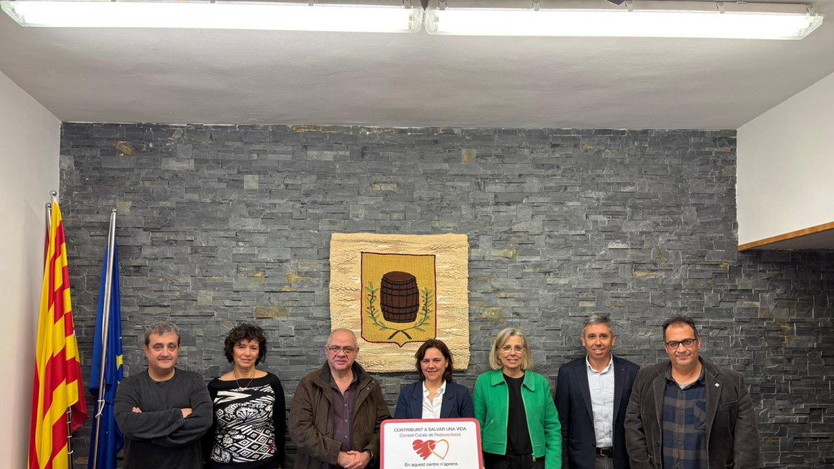 Representants de Botarell rebent la certificació.