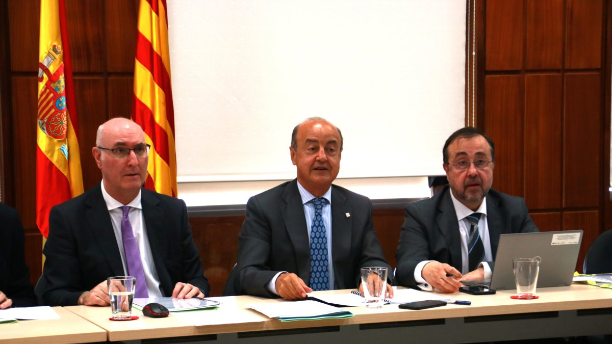 El president del TSJC, Jesús Maria Barrientos, amb el president de l'Audiència de Tarragona, Joan Perarnau, reunits amb els lletrats de l’Administració de Justícia i jutges i magistrats a l’Audiència de Tarragona