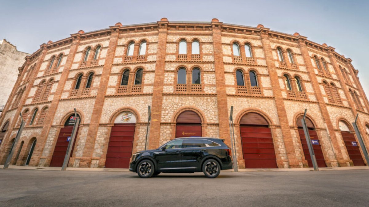 Imagen de un coche Kia delante de la Tarraco Arena.