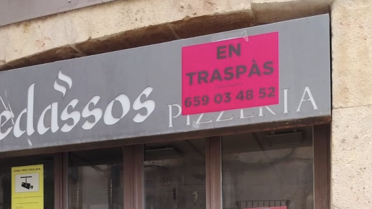 Imagen de la pizzeria Sedassos con el cartel 'En traspàs'.