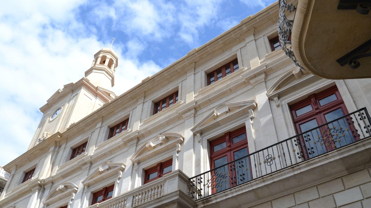 Fotografia d’arxiu de la façana de la casa consistorial de l’Ajuntament de Reus.