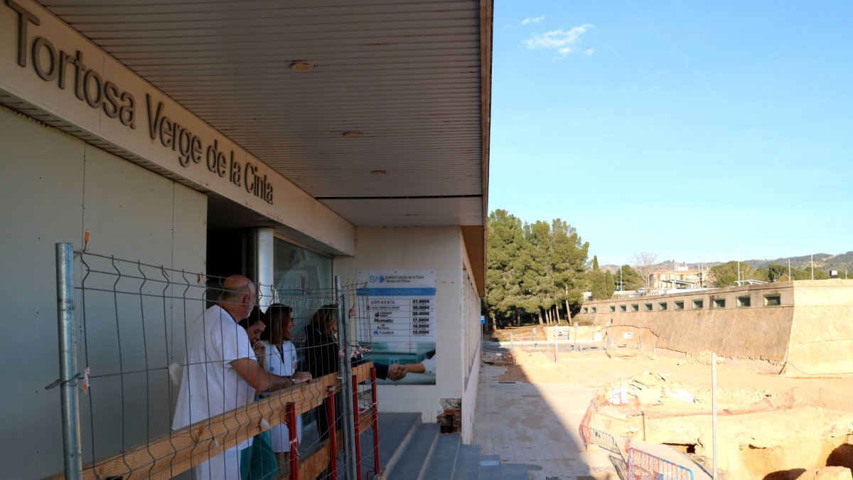 Un grup de metges observa les troballes de les obres d'ampliació davant la porta principal de l'HTVC.