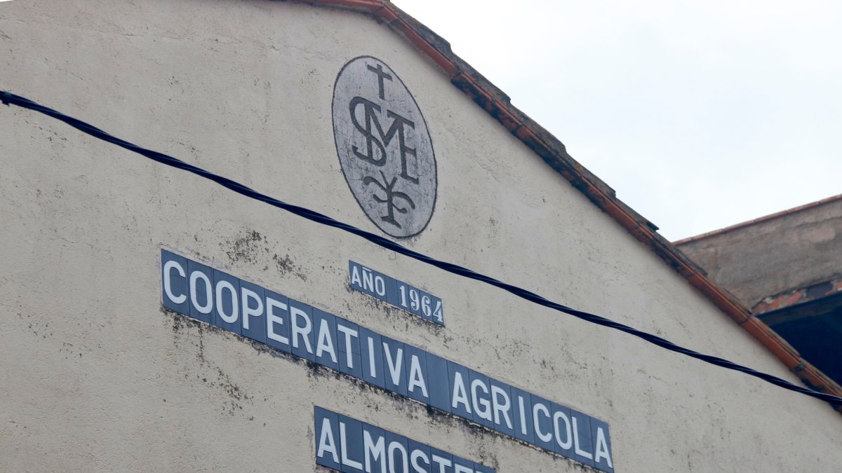 Fachada de la cooperativa de Almoster.