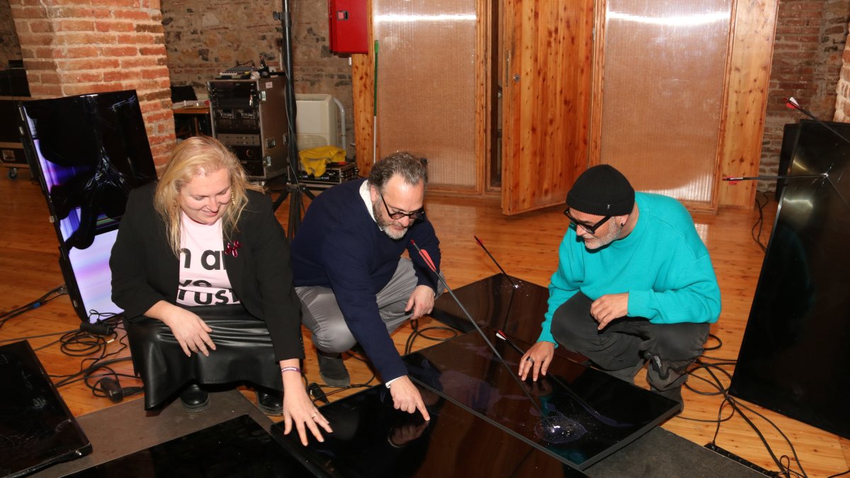 La consejerade Cultura de Tarragona Sandra Ramos, el concejal de Cultura y Política Lingüística de Reus Daniel Recasens y el director del Mèdol-Centre de Artes Contemporáneas Vicent Fibla interactúan con la obra 'Lore'.