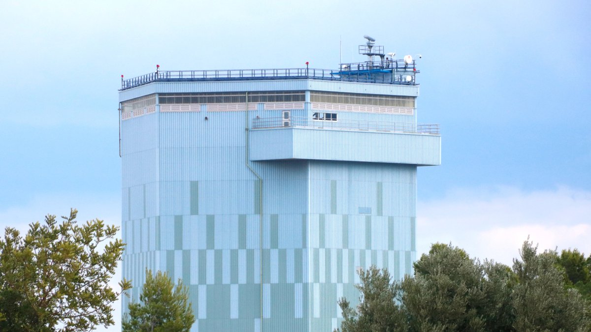 Edificio de contención de la antigua central nuclear de Vandellòs I.