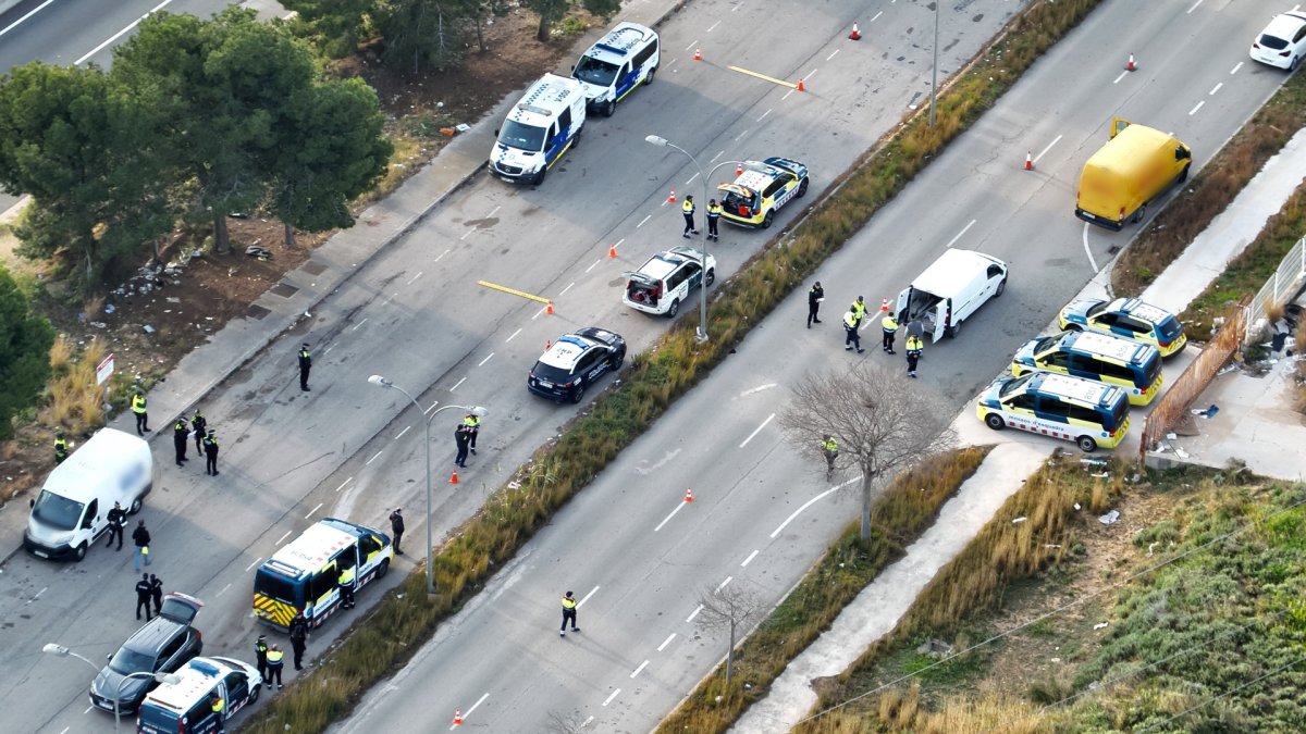 Imatge aèria del dispositiu policial al polígon Riu Clar.