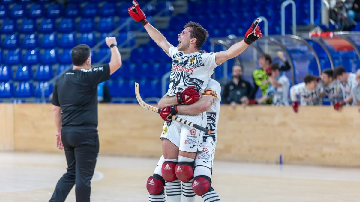 El roig-i-negre Martí Casas celebrant el seu gol amb Joan Salvat abraçant-lo per darrere.