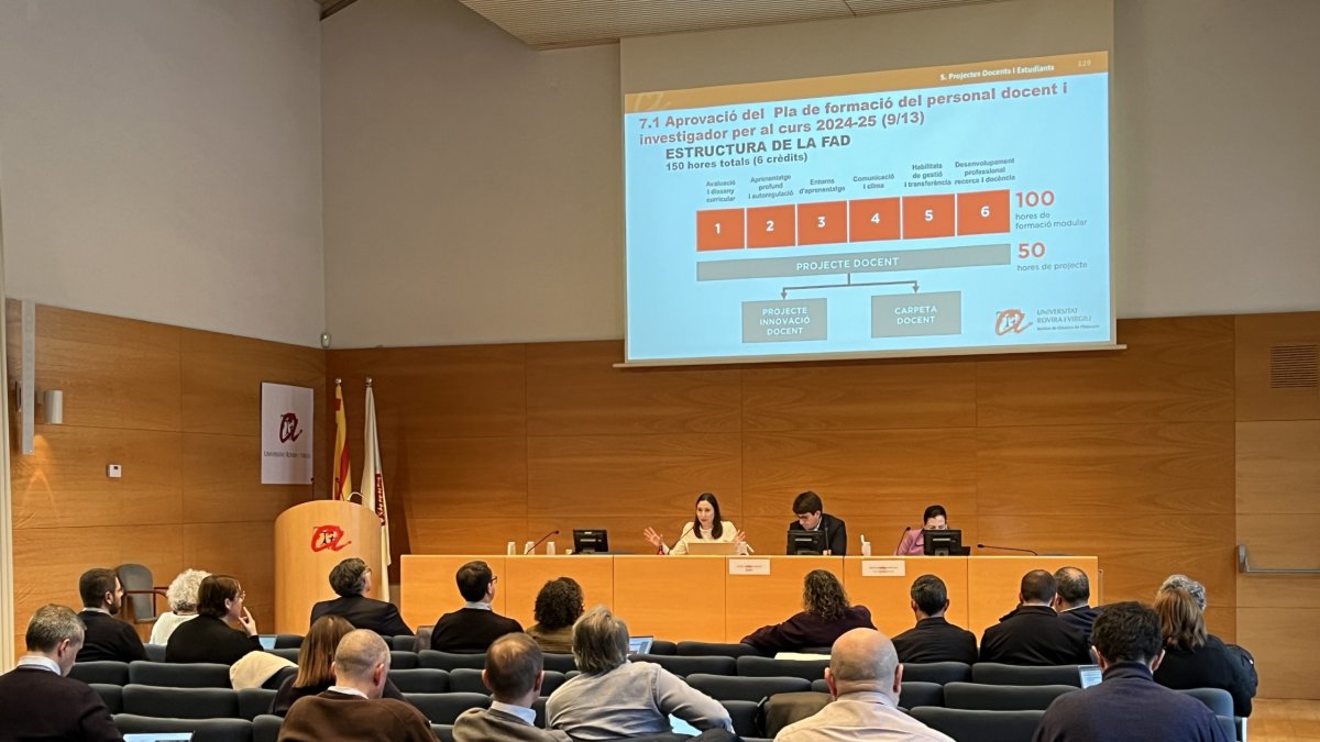 El Consejo de Gobierno de ayer en el Paraninf del edificio del Rectorado donde se aprobó la acogida de diversos nuevos estudios, entre los cuales se incluye un máster en entretenimiento temático.
