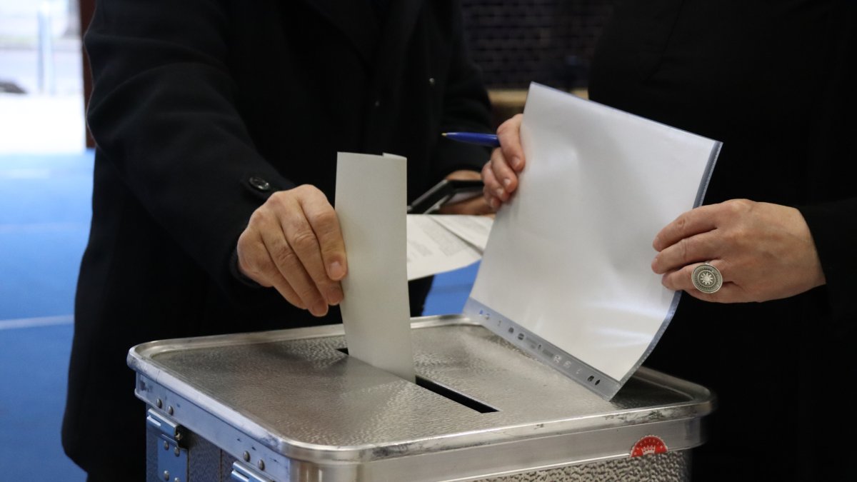 Una persona diposita el seu vot a les eleccions legislatives alemanyes