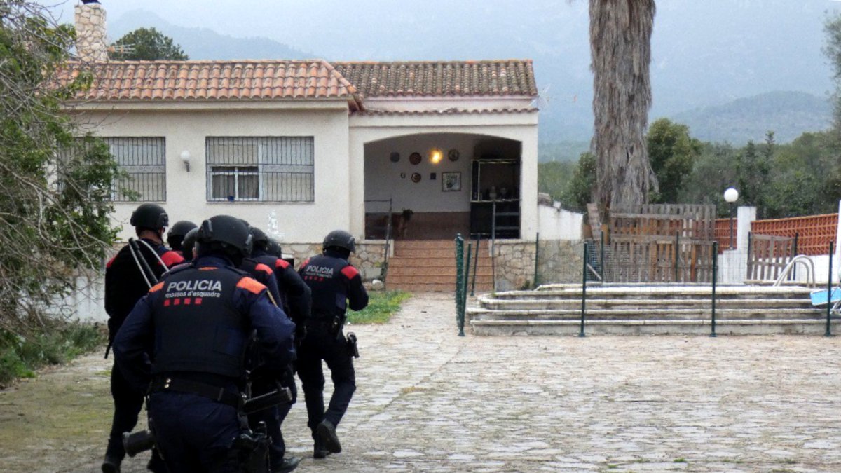 Agents dels Mossos iniciant l'escorcoll d'un habitatge d'Alcanar Platja on s'ha detectat un cultiu interior de marihuana.