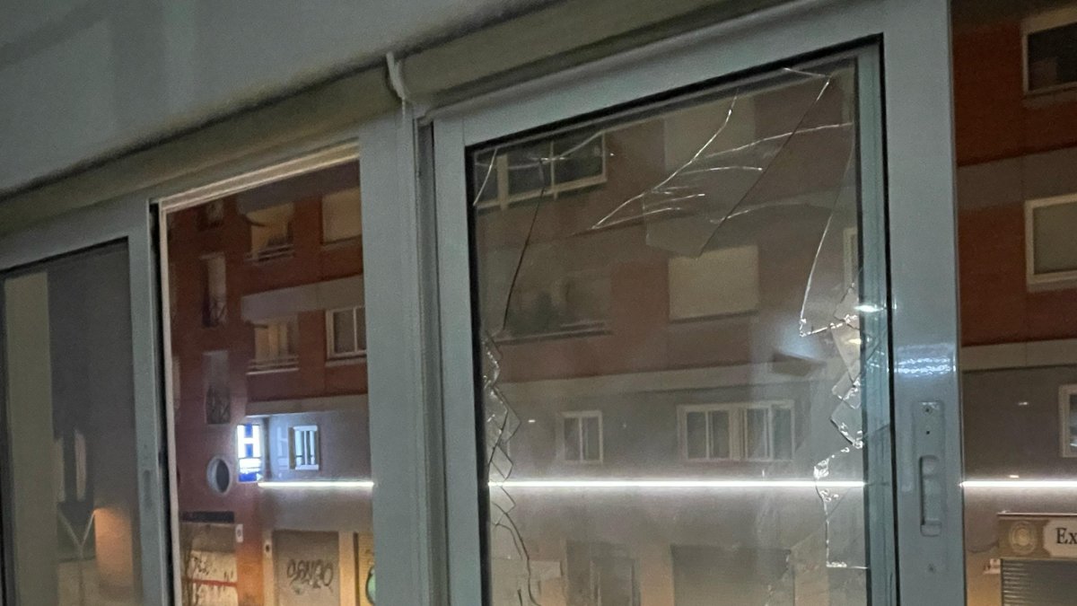 Imagen del hostal con los cristales rotos en la calle Orosi de Tarragona.