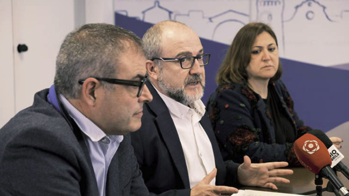 Alfredo Clúa anunciando su renuncia en compañía del grupo municipal del PSC.