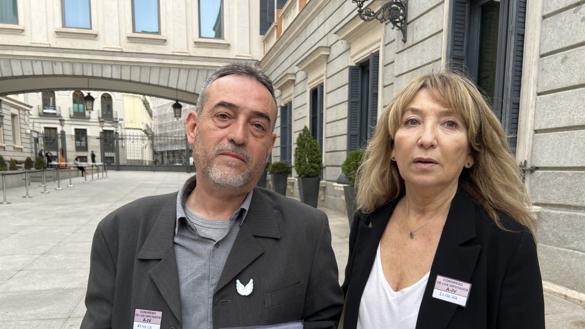 El padre del niño de tres años asesinado a los atentados del 17-A, Francisco Javier Martínez, y la psicóloga Sara Bosch, este martes en el Congreso