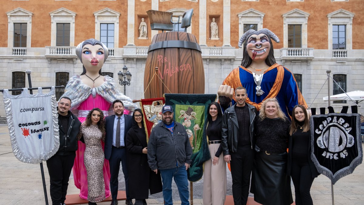 Imatge de 'La Bota del Record' i del Ninot i la Ninota renovats.