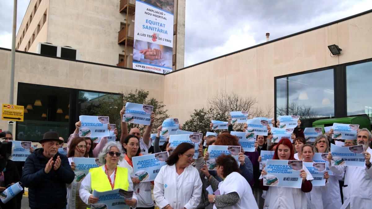 Algunos de los sanitarios con pancartas delante del Hospital de Tortosa.