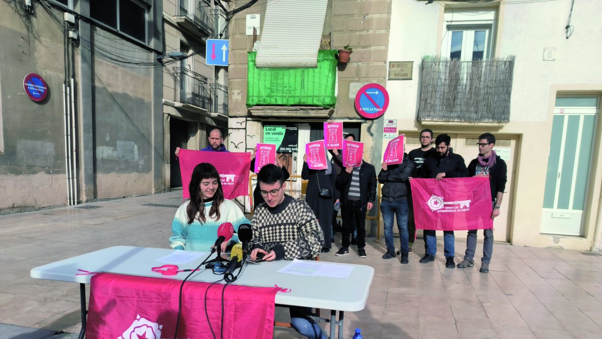 Los miembros del sindicato, delante del bloque afectado; una pancarta que cuelga de un balcón; y detalle del tipo de masilla colocado en una cerradura.