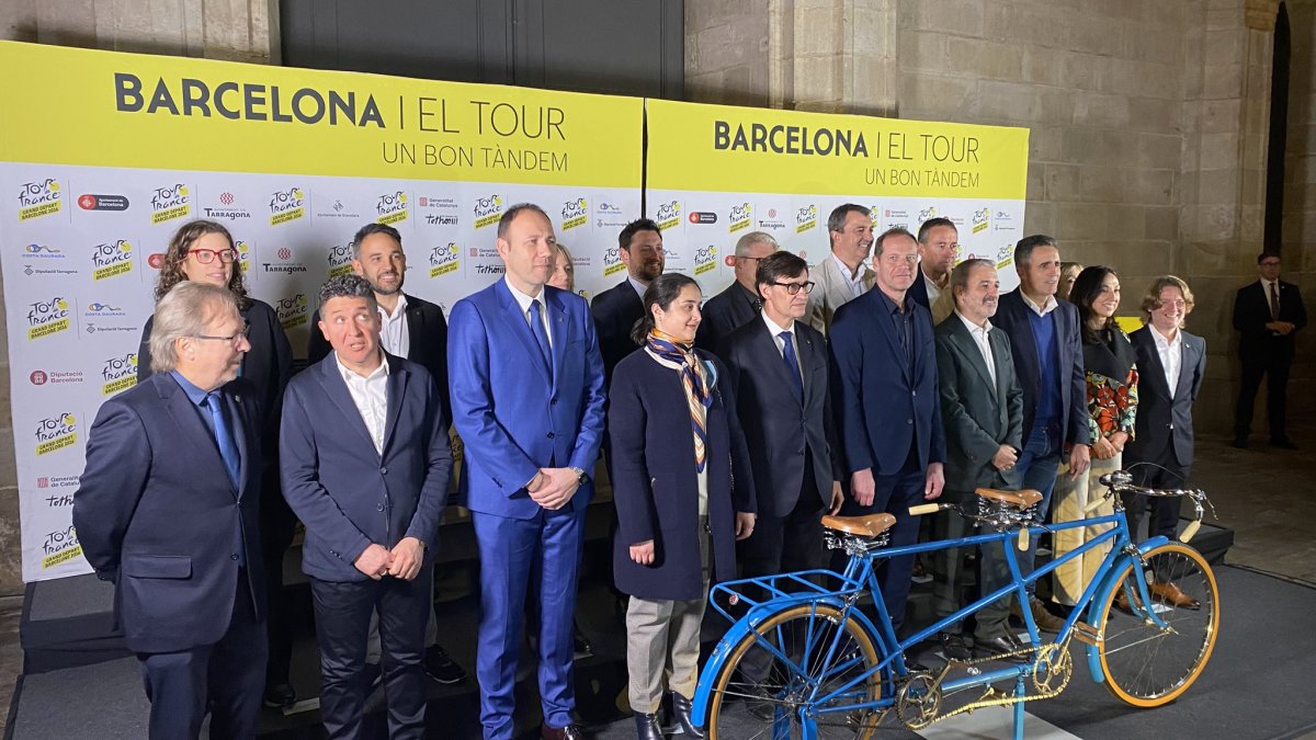 Els diferents representants, amb l'alcalde Rubén Viñuales al centre de la imatge, durant la presentació del Tour de França 2026.