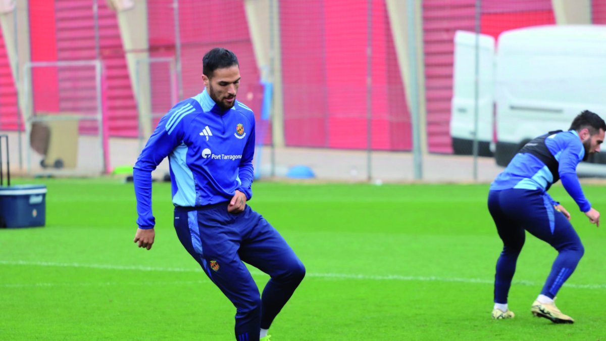 El davanter del Nàstic, Antoñín Cortés, durant l’entrenament d’ahir al matí al camp Annex.