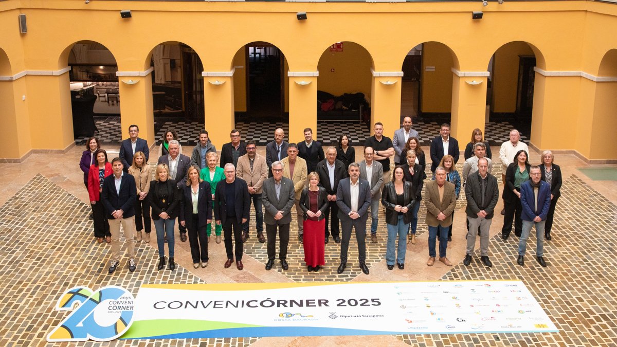 Imagen de los responsables de la Diputación y los firmantes del convenio.