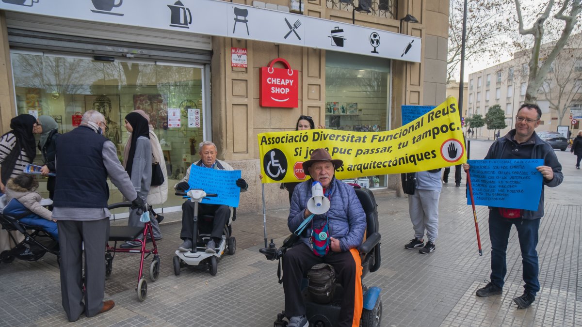 Imagen de la protesta ante la parada de autobuses de la plaza del Nen de les Oques.