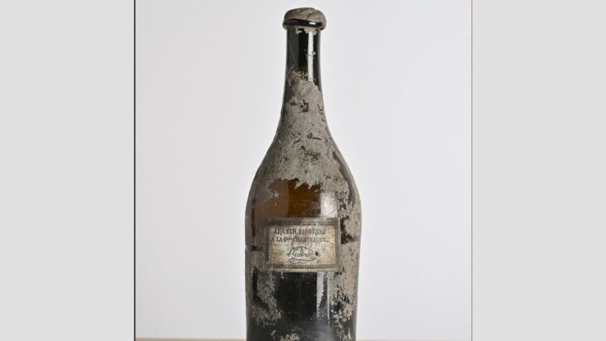 Imagen de la botella de Chartreuse de 180 años.