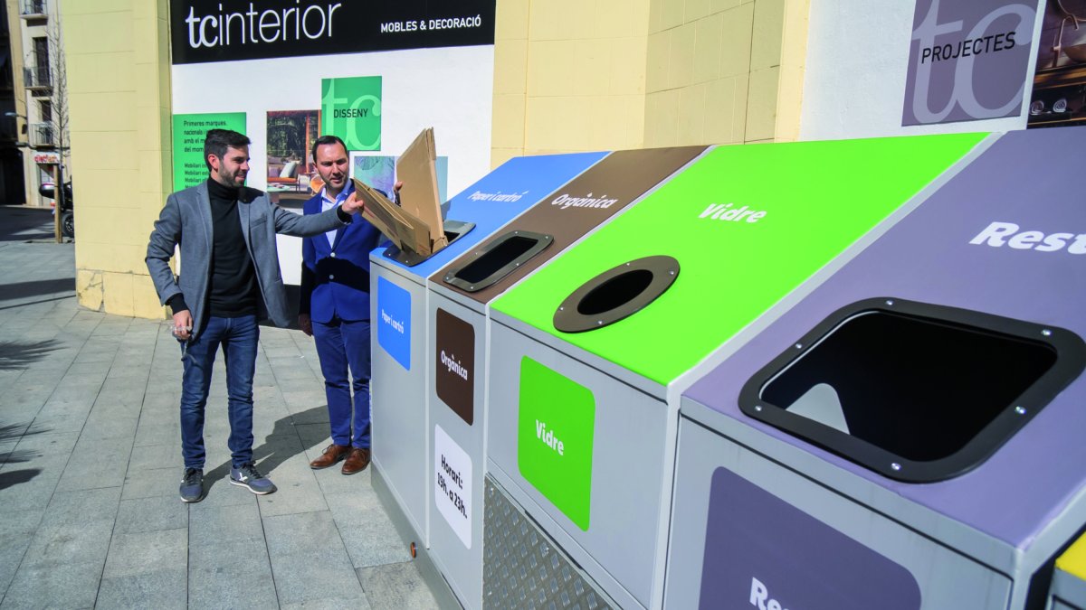 Los concejales Daniel Marcos y Daniel Rubio, estrenando la nueva isla emergente de gran capacidad tirando cartón en el contenedor correspondiente.