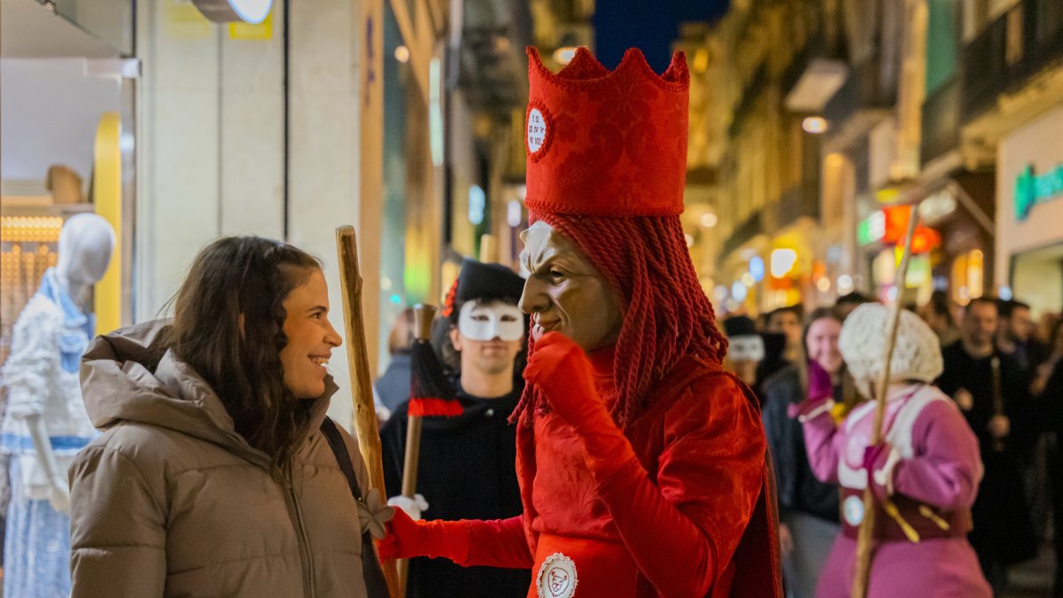 Un instante de la representación del Baile del Carnaval y los Siete Pecados por las calles del núcleo.