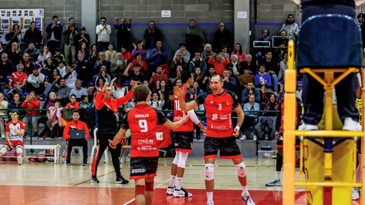 Els jugadors del CV Sant Pere i Sant Pau celebrant un punt.