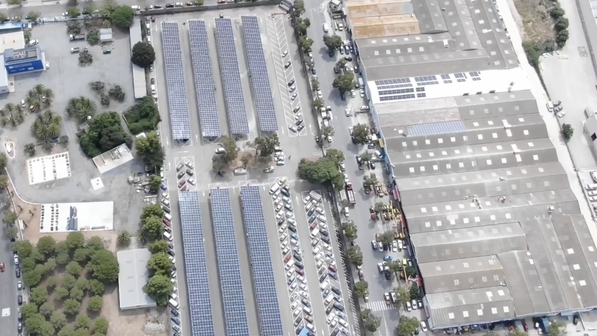 Fotografía de archivo de la instalación solar del depósito de vehículos.