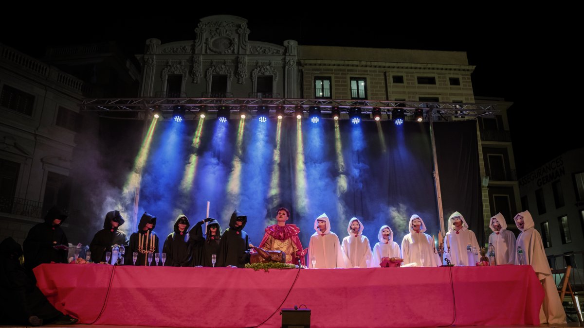 La llegada de Su Majestad el Rey Carnestoltes y la lectura del pregón tuvieron lugar ayer en la plaza del Mercadal ante la mirada de decenas de personas.