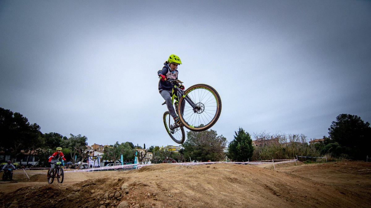 Un dels alumnes dels Bikeparks Costa Daurada en una de les competicions organitzades per l’entitat.