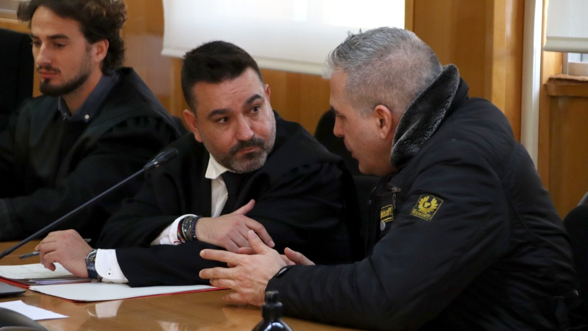 El acusado de matar a su padre en el Catllar en 2023, habla con su abogado al inicio de la primera jornada del juicio con jurado popular que se celebra en la Audiencia de Tarragona.