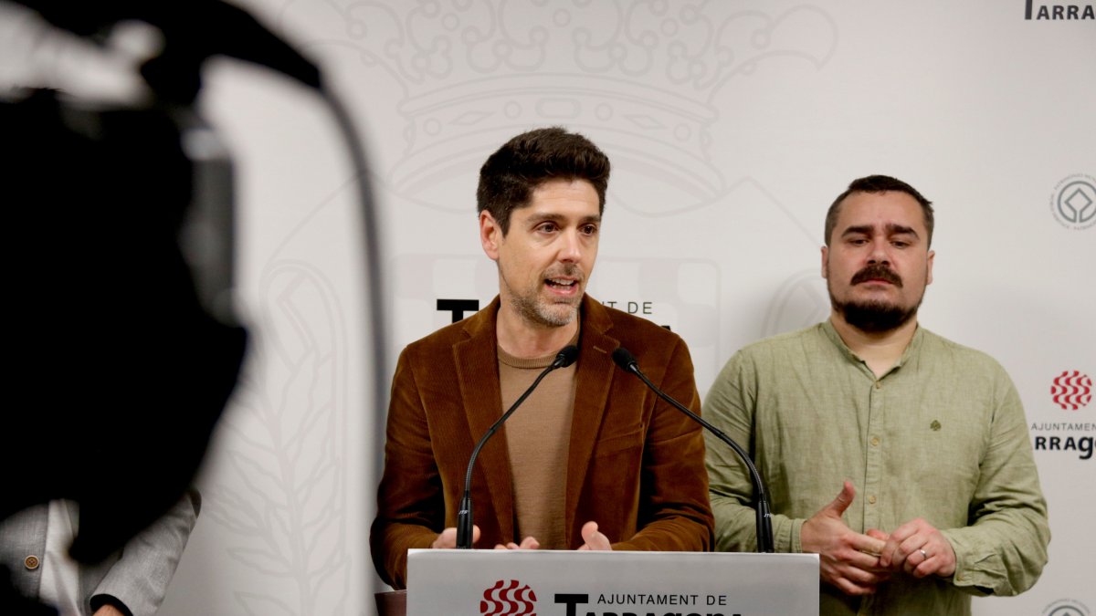 El portavoz de los Comunes, David Cid, en rueda de prensa en Tarragona, con Jordi Collado, concejal de Tarragona