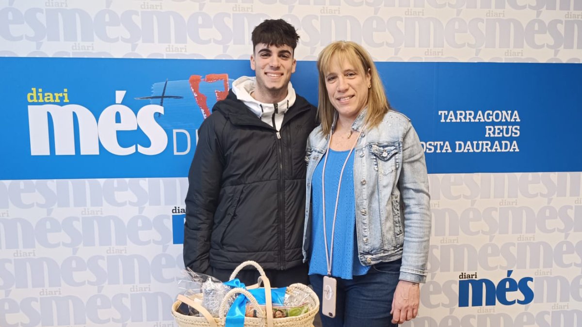 Cristina Angles Gilisbars con la cesta de Caprabo y Diari Més