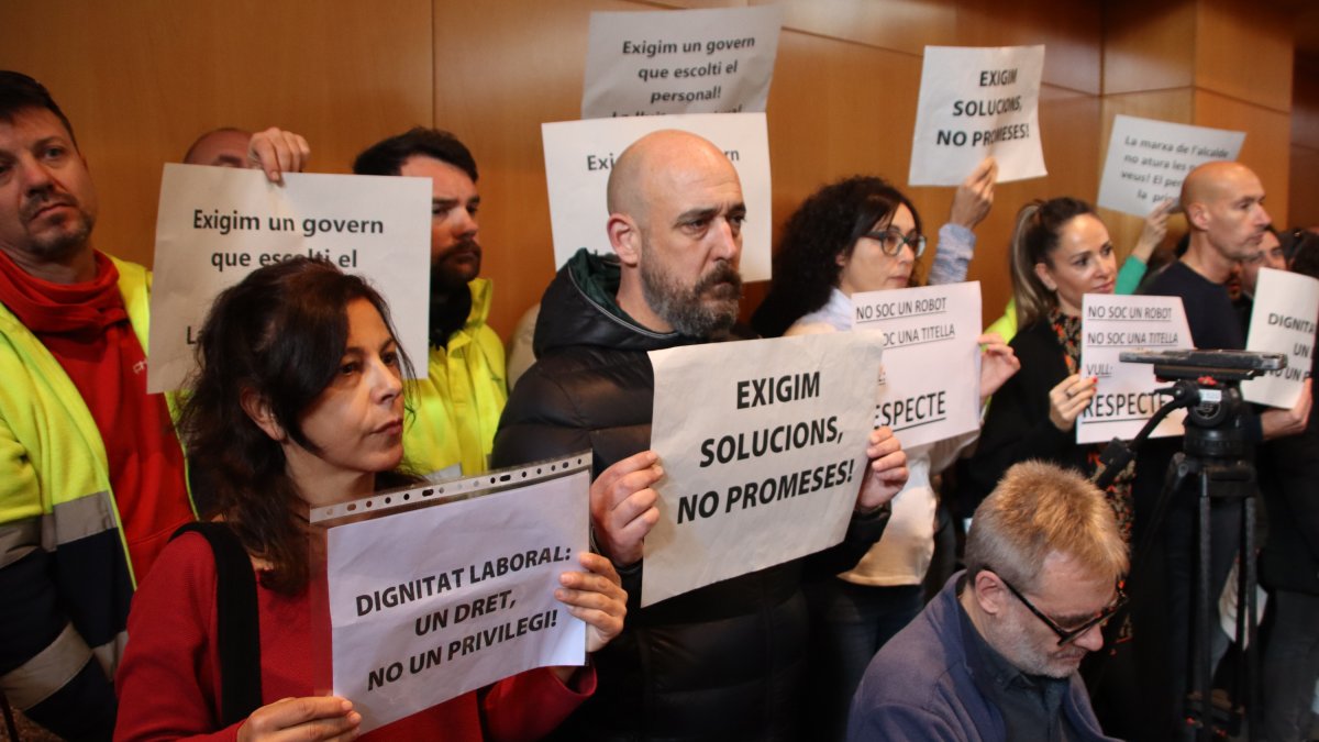 Treballadors de l'Ajuntament de Cambrils protesten durant un ple del consistori