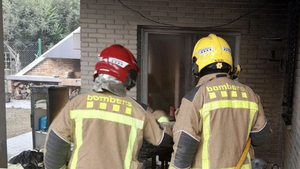 Imagen de los Bomberos en el lugar de los hechos.