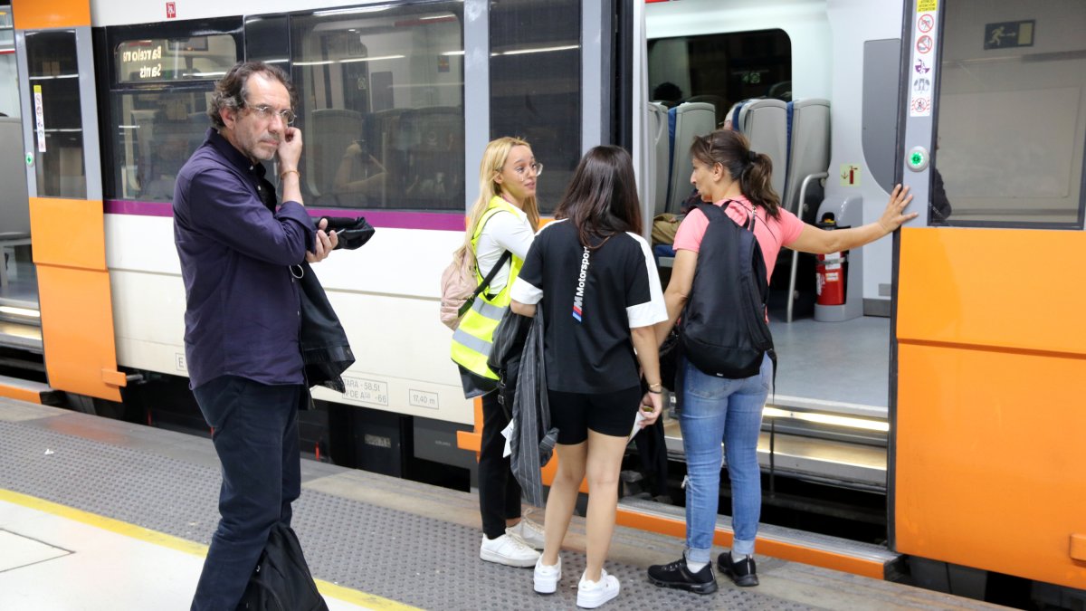 Imatge d'arxiu d'una informadora parlant amb usuàries de Rodalies