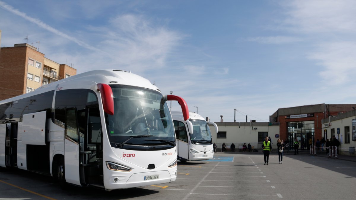 Dos autobusos del servei alternatiu per carretera, a l'espera d'usuaris a l'estació de Sant Vicenç de Calders.