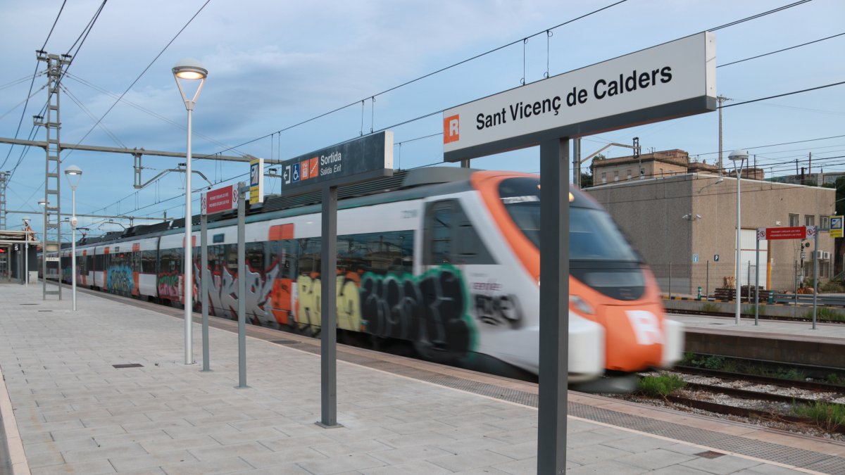 Imatge d'arxiu d'un tren de la línia R4 a l'estació de Sant Vicenç de Calders