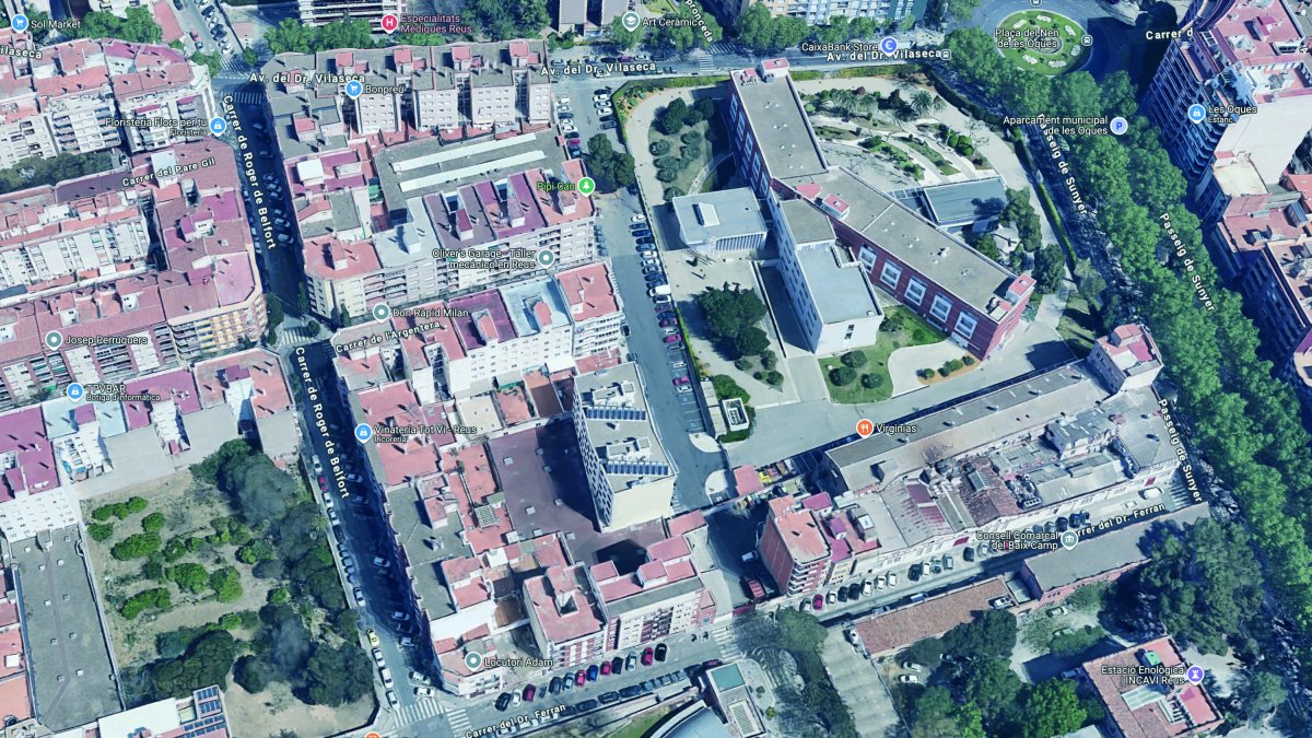 Fotografia aèria dels terrenys ocupats pel centre productiu de Virginias al passeig de Sunyer, amb el carrer de l’Escorxador dividit