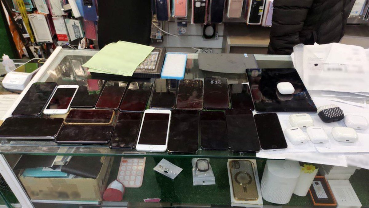 Detingut el responsable d'una botiga de Salou per vendre auriculars robats.