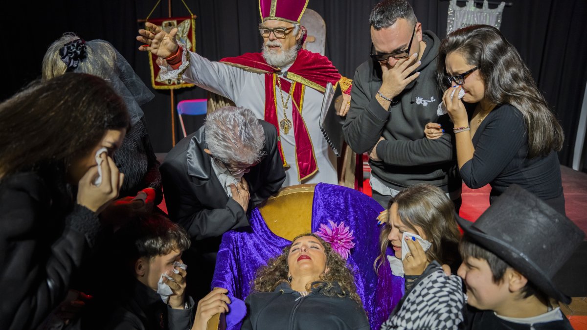La Concubina descansando en el ataúd, rodeada de su séquito.