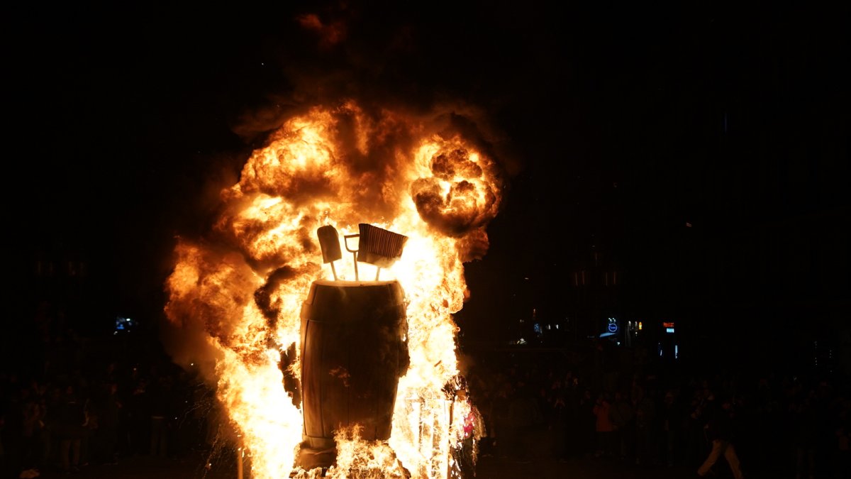 Els reusencs es van acomiadar del Rei Carnestoltes a la plaça del Mercadal.