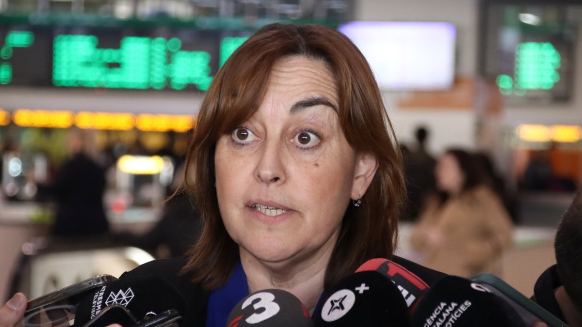 La portavoz del Gobierno y consejera de Territorio, Sílvia Paneque, durante una atención a los medios en la Estación de Sants.