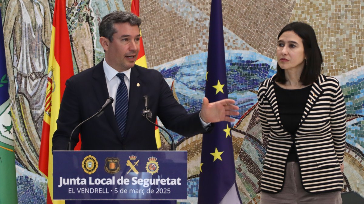 El alcalde del Vendrell, Kenneth Martínez, acompañado de la consellera de Interior, Núria Parlon, después de la Junta de Seguridad Local.