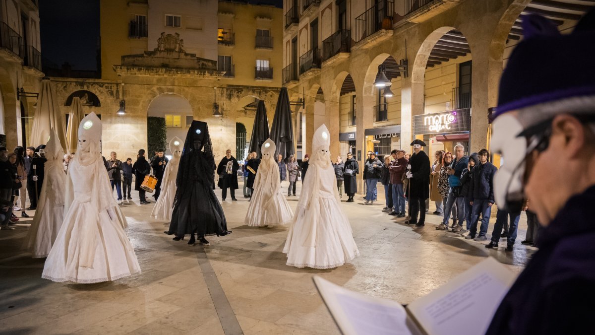 Fotografía del Baile de la Cuaresma y las Set Virtuts en las Peixateries Velles.