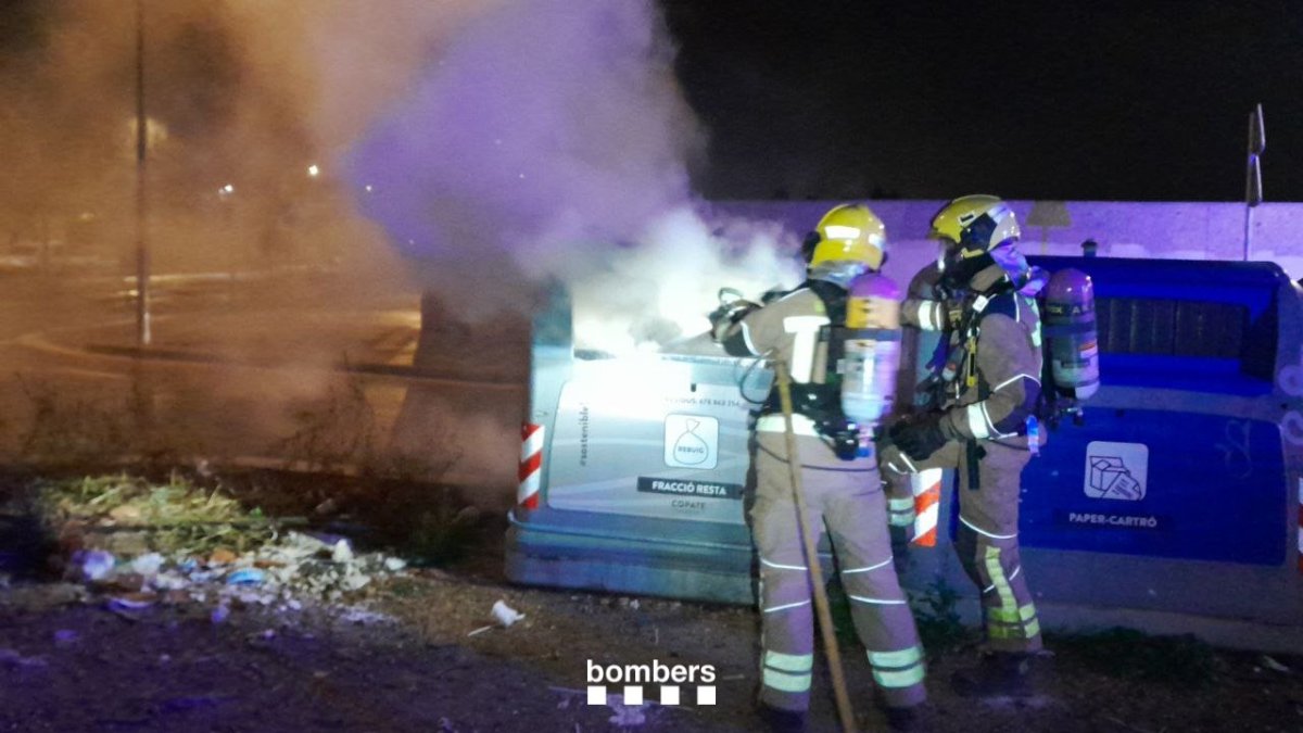 Los bomberos trabajando en el incendio de contenedor.
